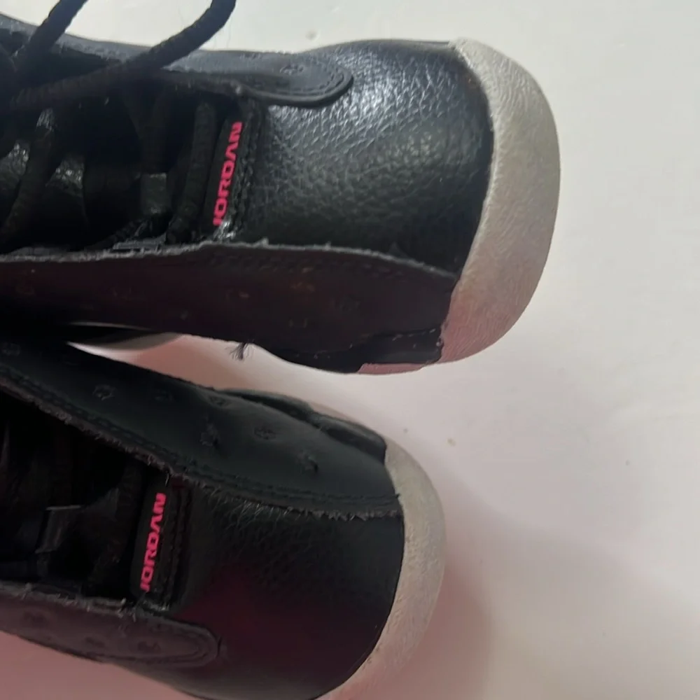 AirJordan 11 Retro low td Black Sneakers with pink and‎ White Soles kids size 8C
